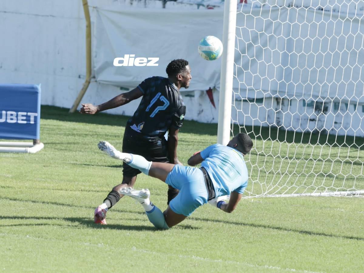 Carlos Bernárdez le comete falta al meta Javier Orobio. Foto Neptalí Romero.