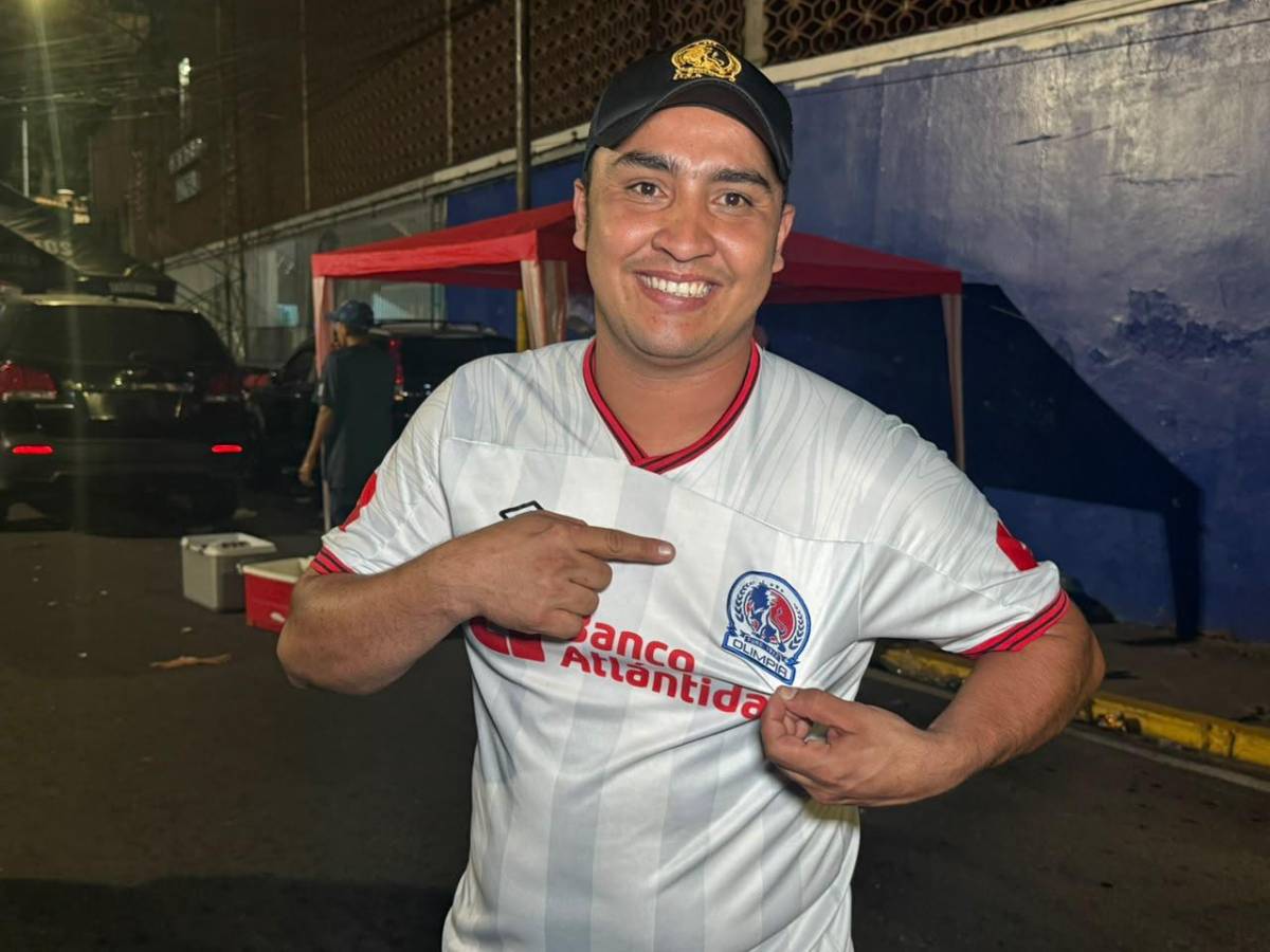 Regalo de la Ultra Fiel a los aficionados y largas filas: así se vive el Olimpia-Cartaginés