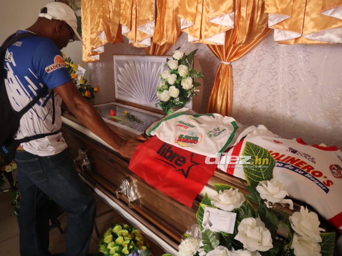 Exjugador derramó lágrimas: Futbolistas y directivos lloran el adiós en velatorio de Hermelindo Cantarero