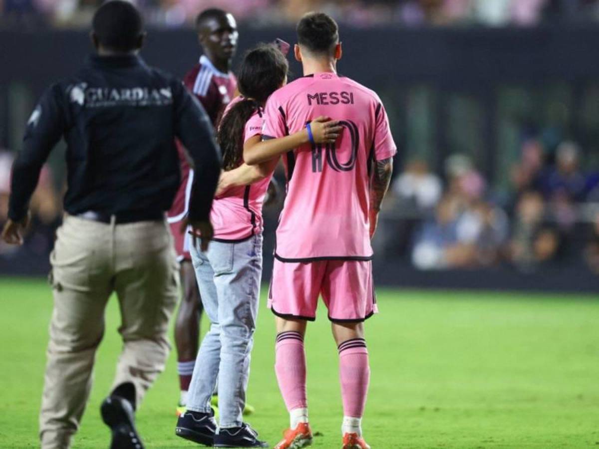 Daddy Yankee sorprendió a Messi con este dorsal en su camisa, abrazo con David Ruiz y enorme gesto Leo