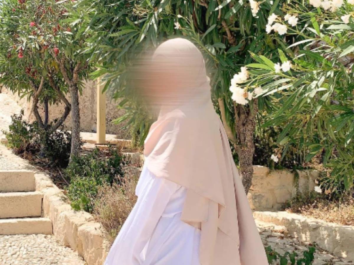 Es favorito a ganar el Balón de Oro, pero tiene a la esposa más rara: este es el motivo por el que arruina sus fotos