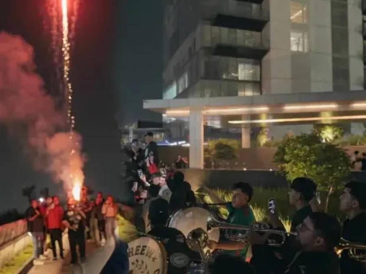 Mexicanos llevaron serenata al hotel de Inglaterra: la policía tuvo que desalojarlos