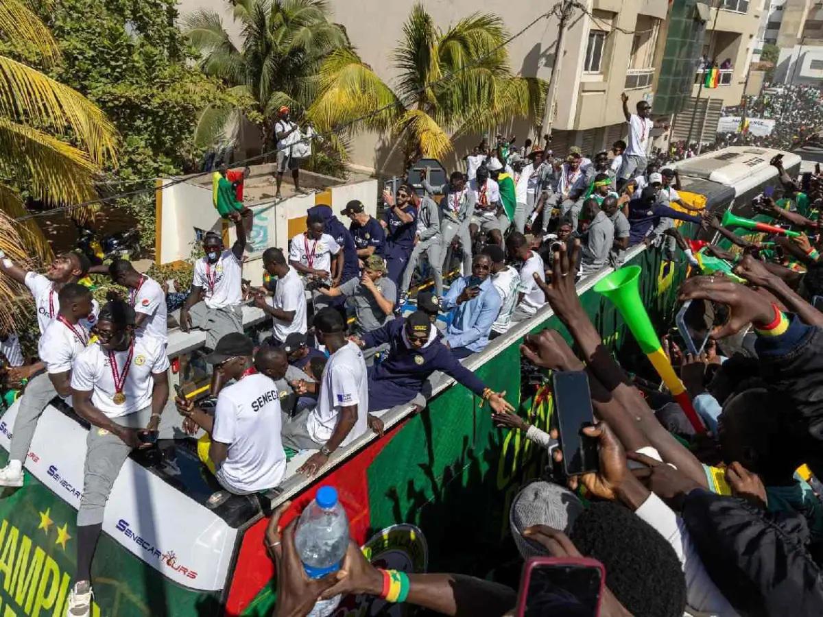 Senegal hundió a Marruecos y él se fue a festejar con sus dos esposas la Copa Africana: Siempre están...