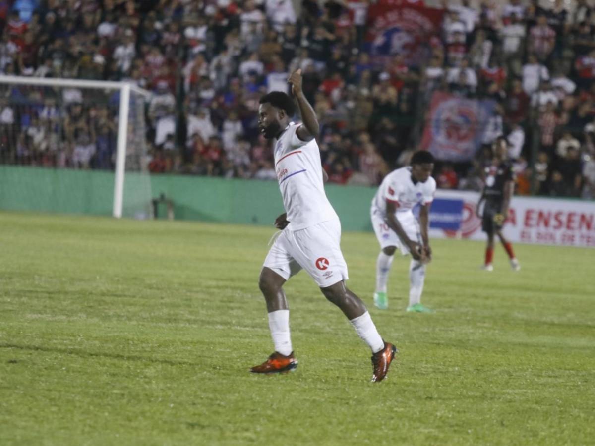 Mujer policía causa furor, promesa de Olimpia sorprende y Benguché responde insulto en el estadio Rubén Deras