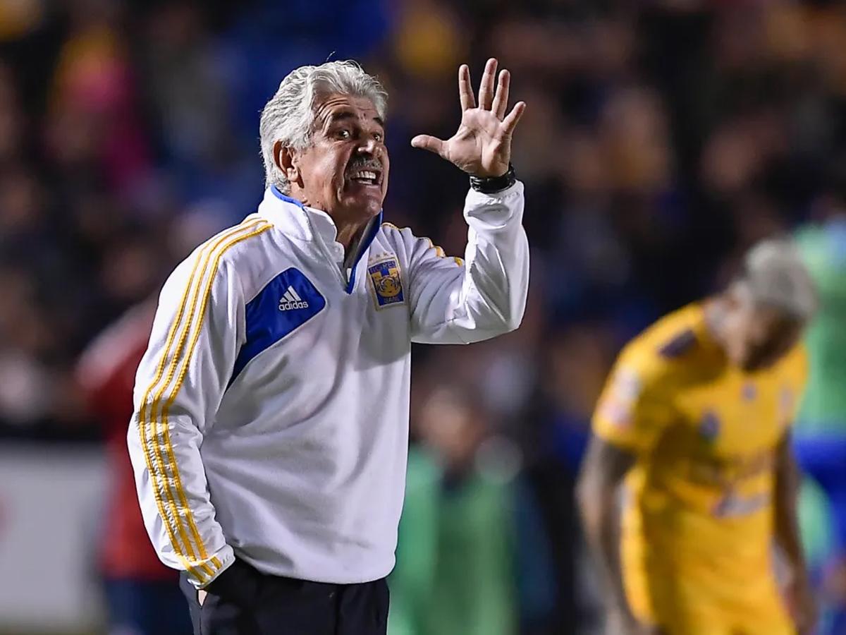 Tuca Ferretti regresa al ruedo para digirir a uno de los más históricos del fútbol de México