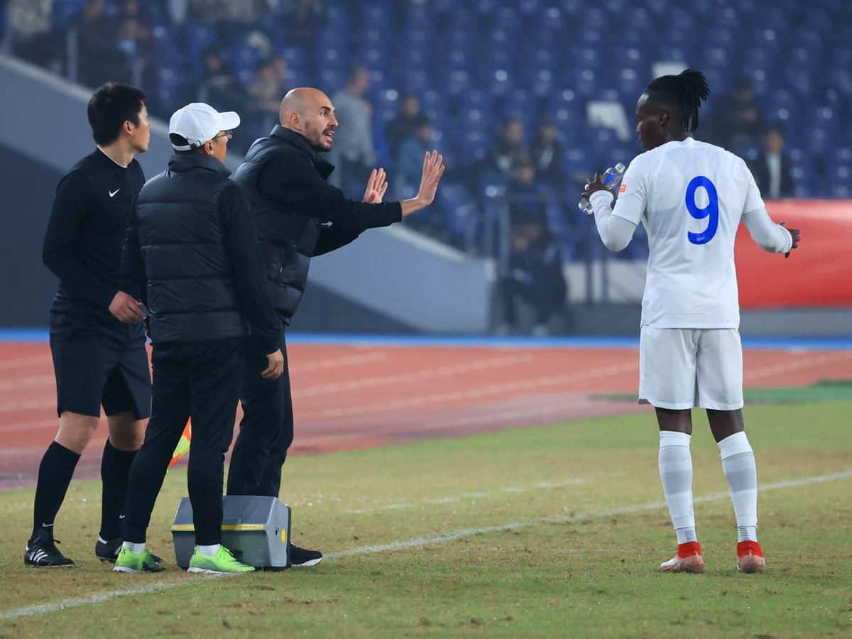 Rubilio Castillo regresa al fútbol un año después y lo hace como titular con el Nantong Zhiyun en el inicio de la Superliga china