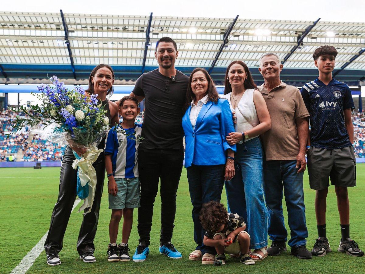 La memorable despedida del Sporting Kansas a Roger Espinoza; ¡el DT “rompió” el protocolo y repartieron cervezas!