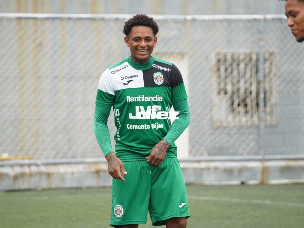 Sorpresa en el entreno de Marathón y así fue el recibimiento del nuevo fichaje verdolaga: ¡curioso look!