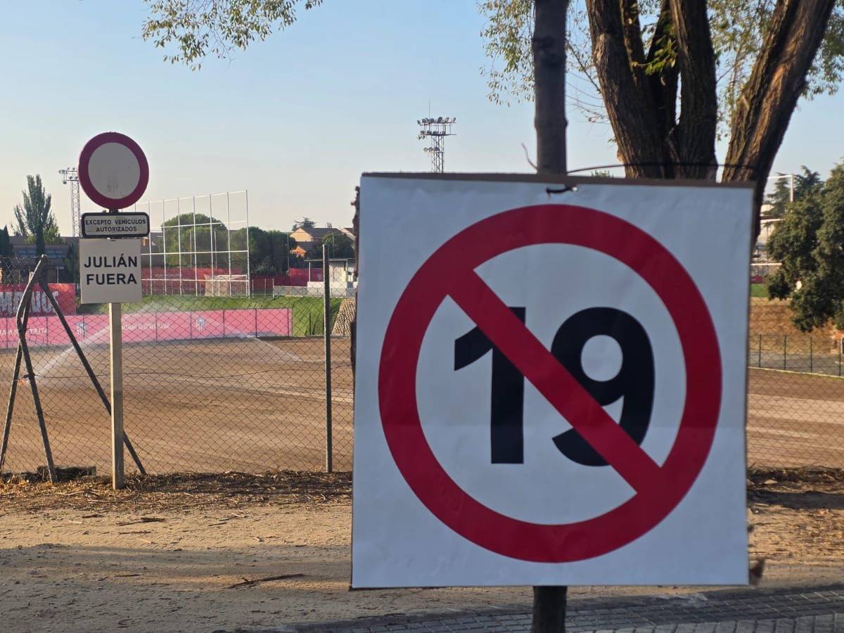 Fuera: los carteles que aparecieron en la sede del Atlético contra Julián