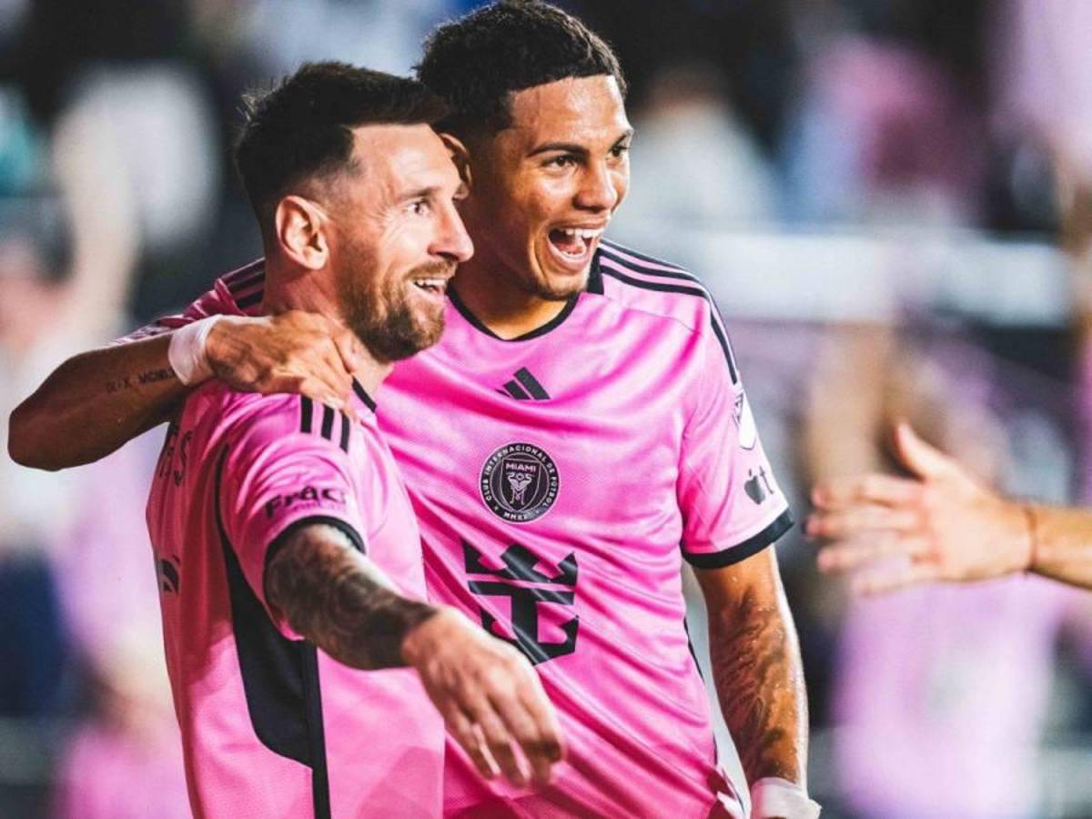 Daddy Yankee sorprendió a Messi con este dorsal en su camisa, abrazo con David Ruiz y enorme gesto Leo