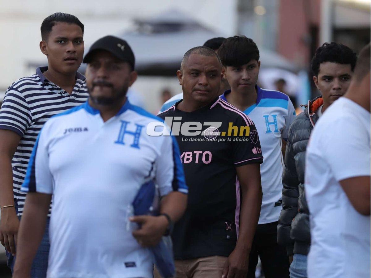 Ambientazo en el Nacional: Famosos, señor cautiva con curioso gorro y chicas enamoran en el Honduras-Jamaica