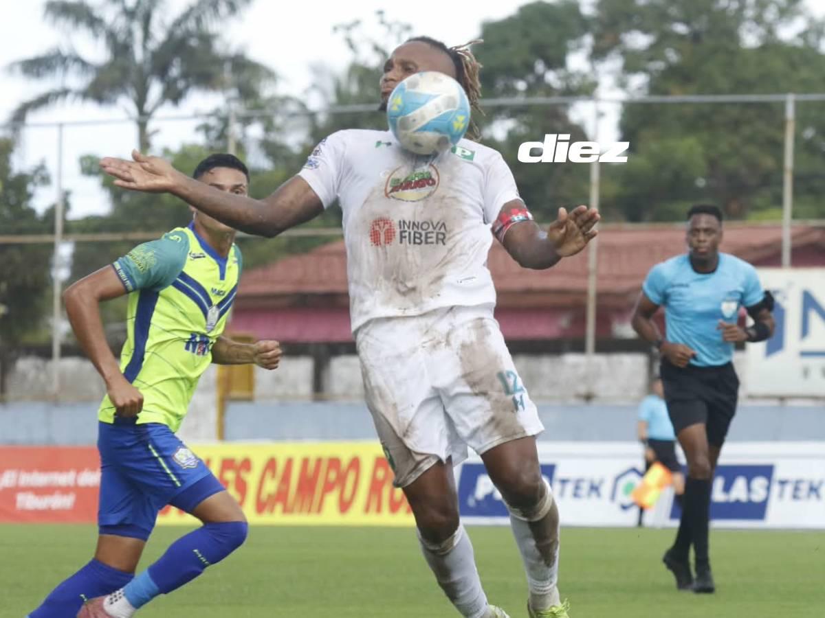 Georgie Welcome controlando el balón en el primer tiempo. Foto Neptalí Romero.