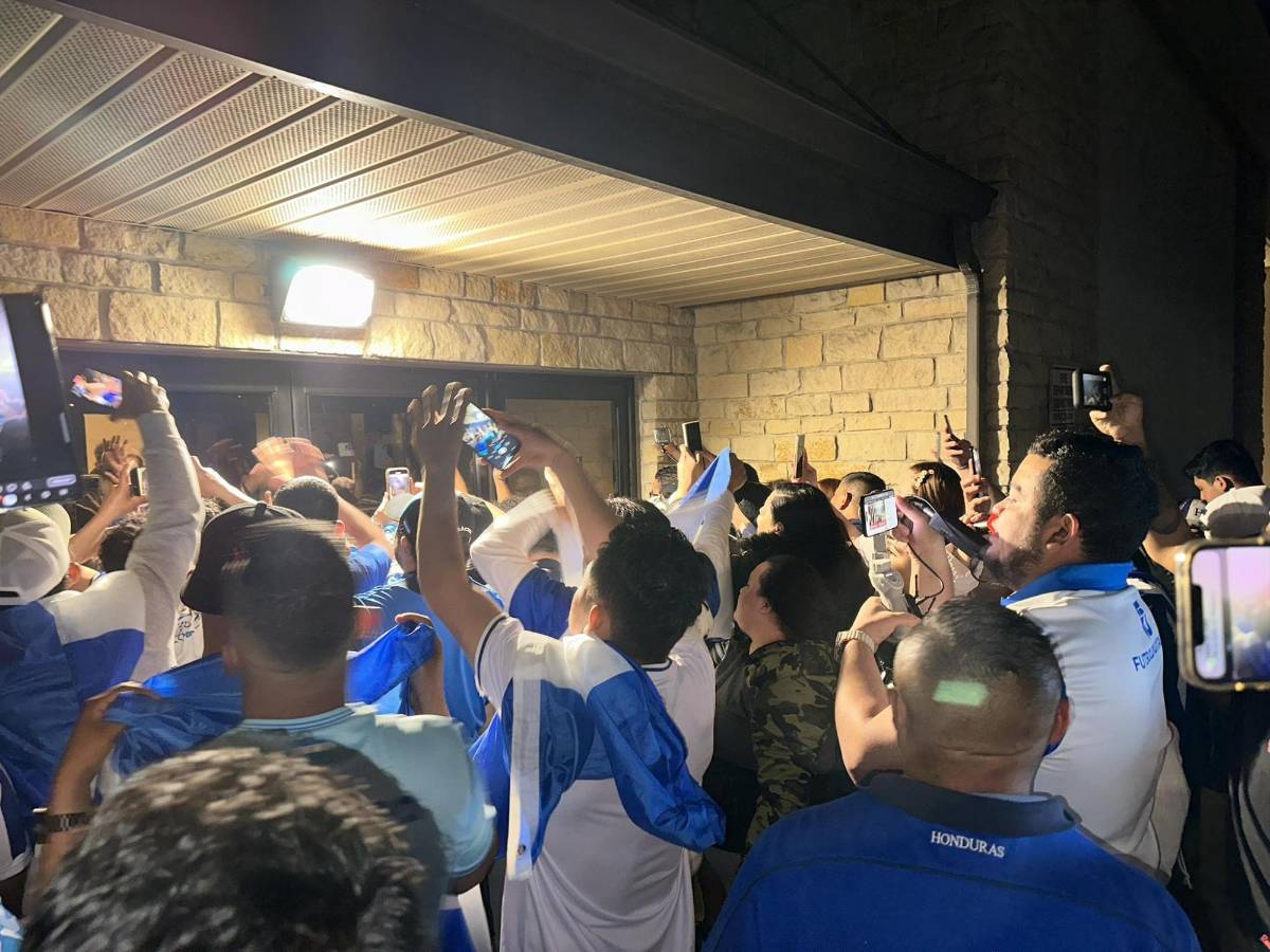 Rougier enamoró y la petición especial de la afición: así fue el histórico banderazo en la previa de Honduras - Costa Rica