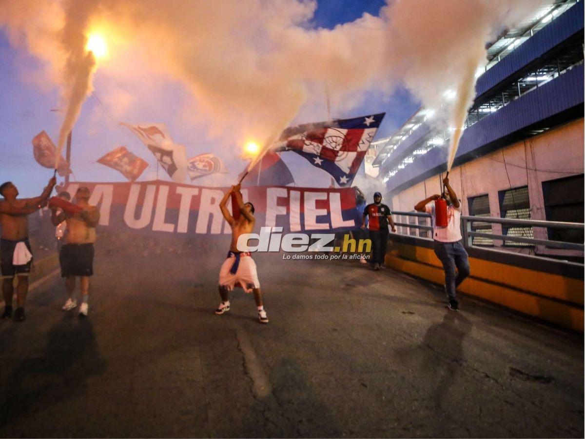 Descomunal show de la Ultra Fiel: así es el infierno que le preparó la afición de Olimpia al Antigua por Copa Centroamericana