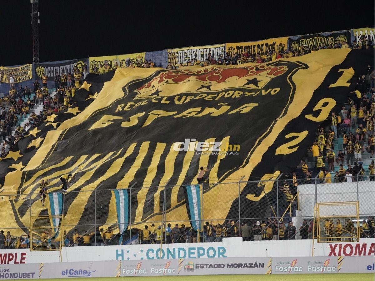 Barra de Real España sacó espectacular manta, chica bella robó suspiros y agarrón de Héctor Vargas con “La Máquina”