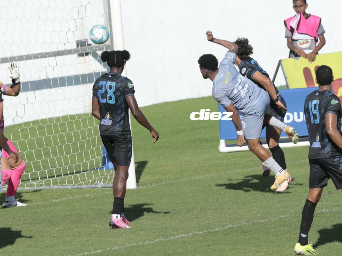 Momento exacto del gol de Manuel Meme Salinas en favor de Platense. Foto Neptalí Romero.