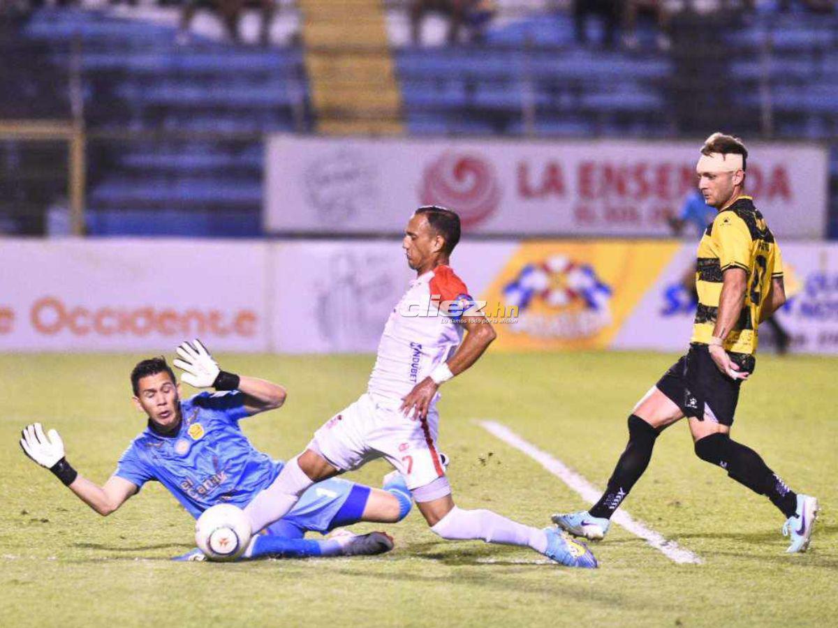 No se vio en TV: La bronca de Carlos Small, tristeza en Real España, locura de Rony Martínez y las hermosas policías en el Olímpico