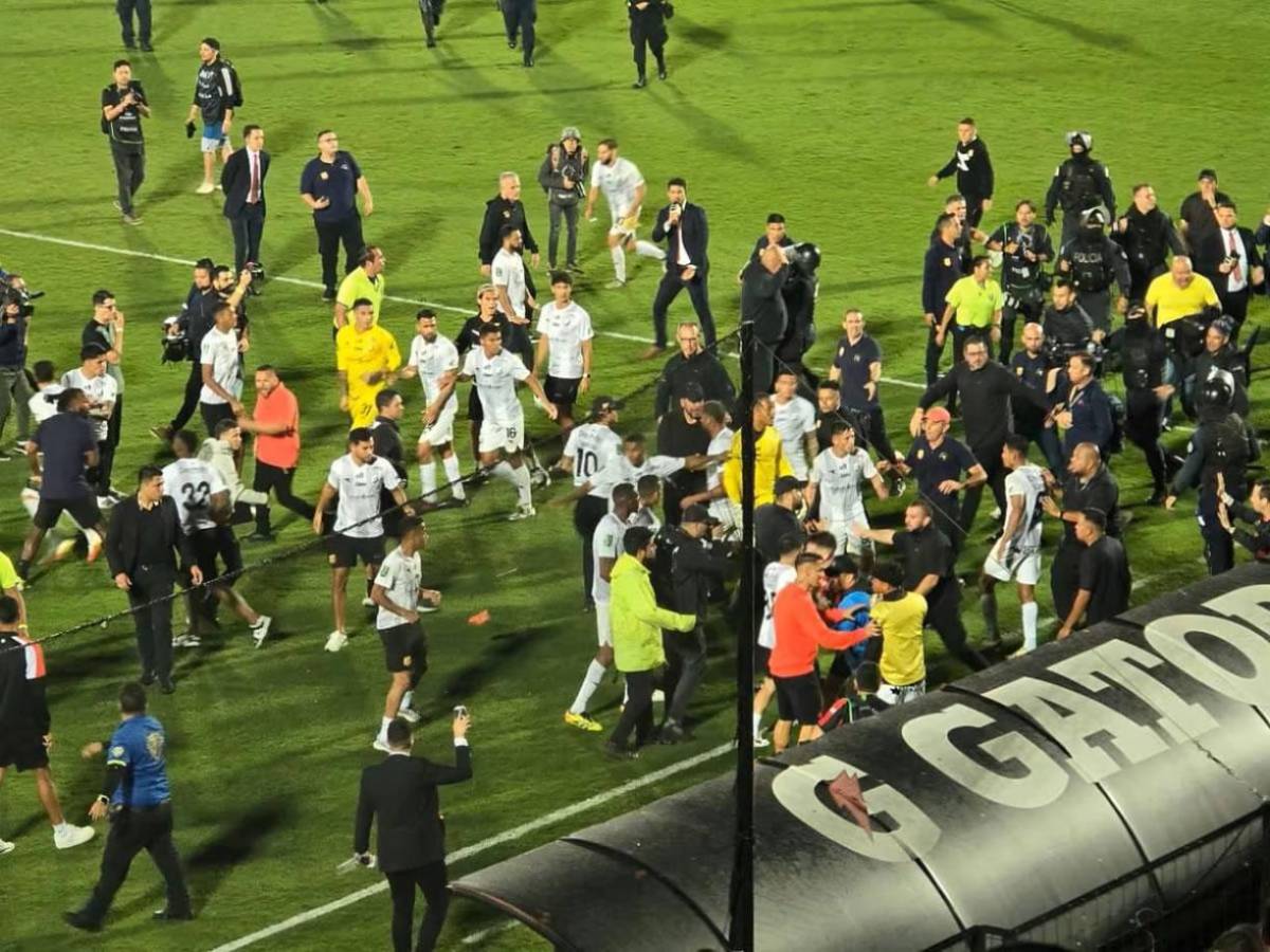 Batalla campal en Costa Rica: Así fue el zafarrancho entre Alajuelense-Herediano en la gran final, ¡golpes y sangre!