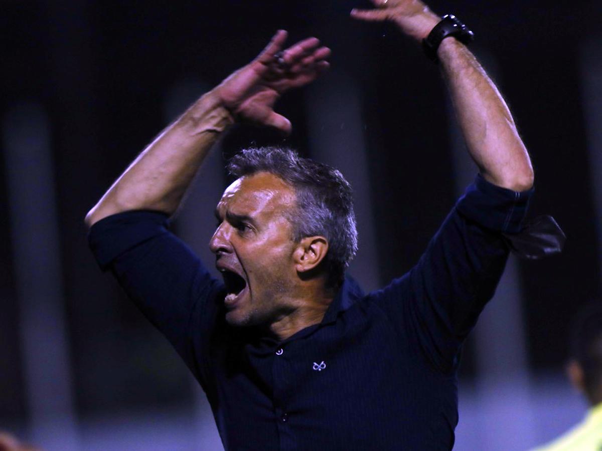 Pablo Lavallén y su calvario en Perú: Suspendido seis jornadas, último lugar sin triunfos y finalmente ¡despedido!