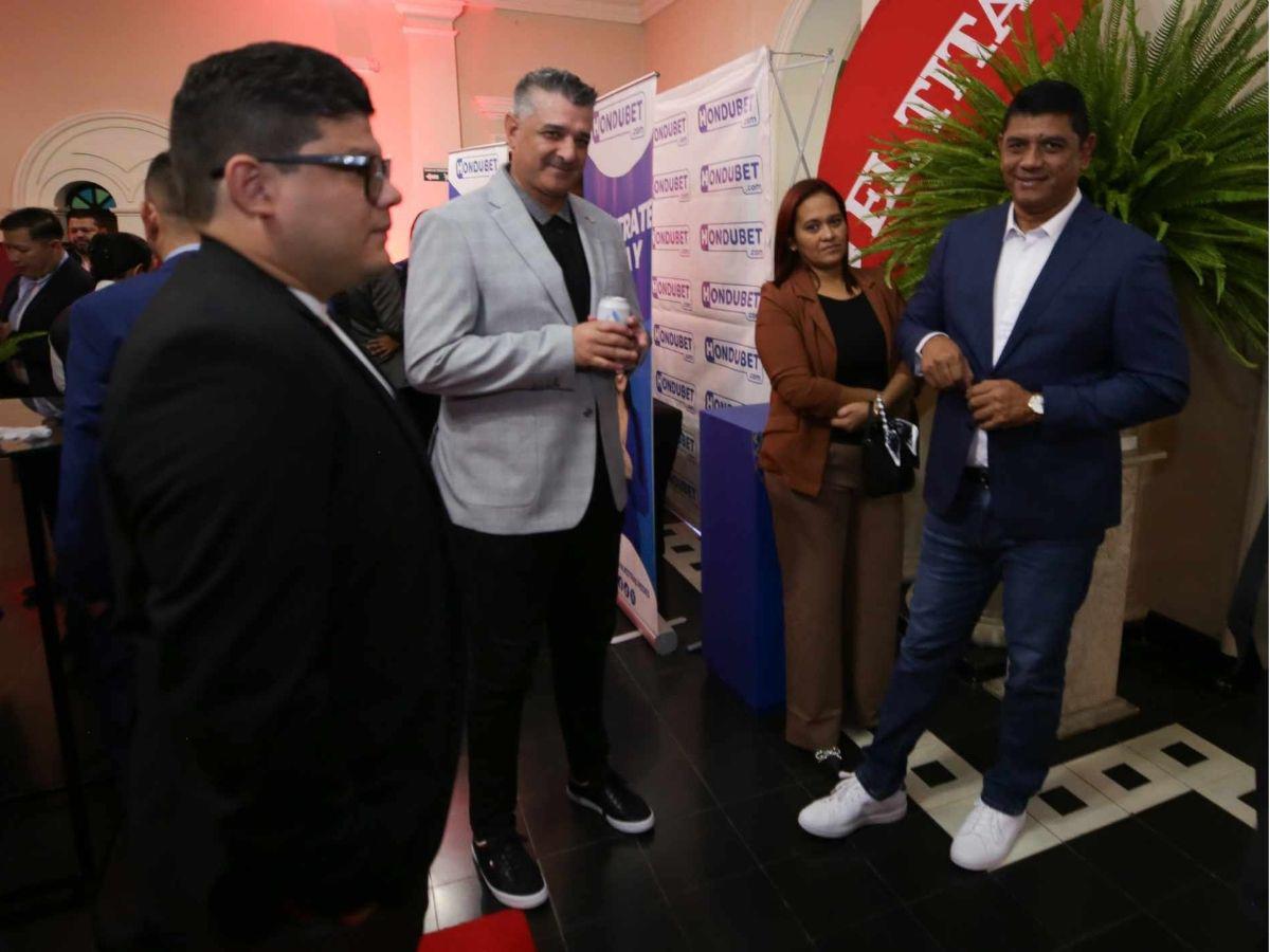 Bellezas, futbolistas y técnicos nominados: Así se vivió la previa de la gala de los Premios Diez en el Teatro Manuel Bonilla