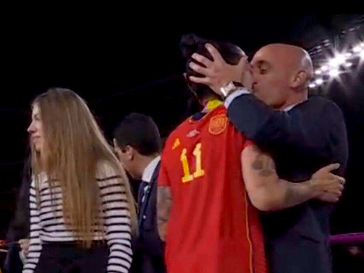 Luis Rubiales le propinó un beso a Jenni Hermoso cuando entregaban el título.