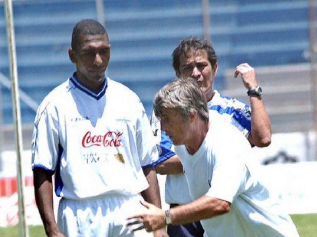 El serbio Bora Milutinovic le da instrucciones a Marcelo Ferreira ante la mirada de Juan Carlos Espinoza en el 2003.