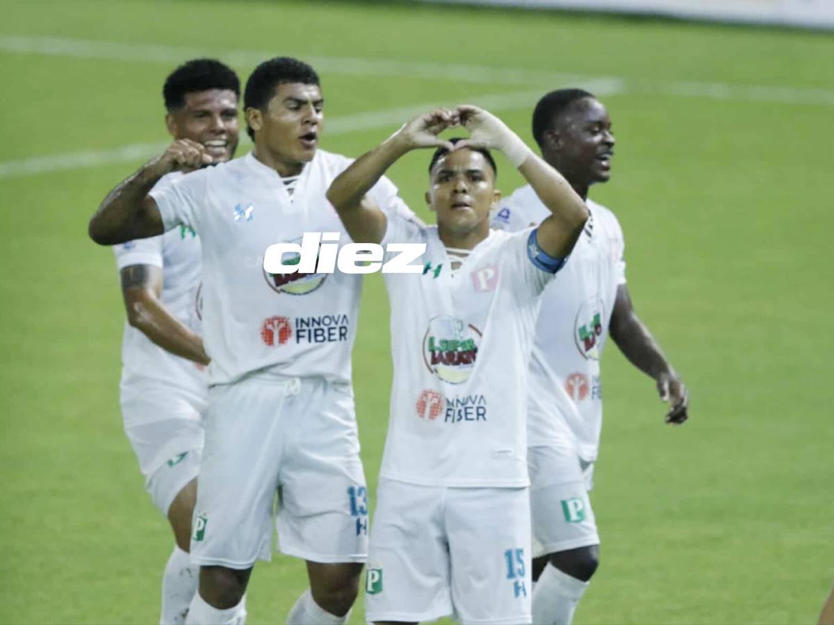 Ofir Padilla celebrando el gol de Platense junto a sus compañeros de Platense.