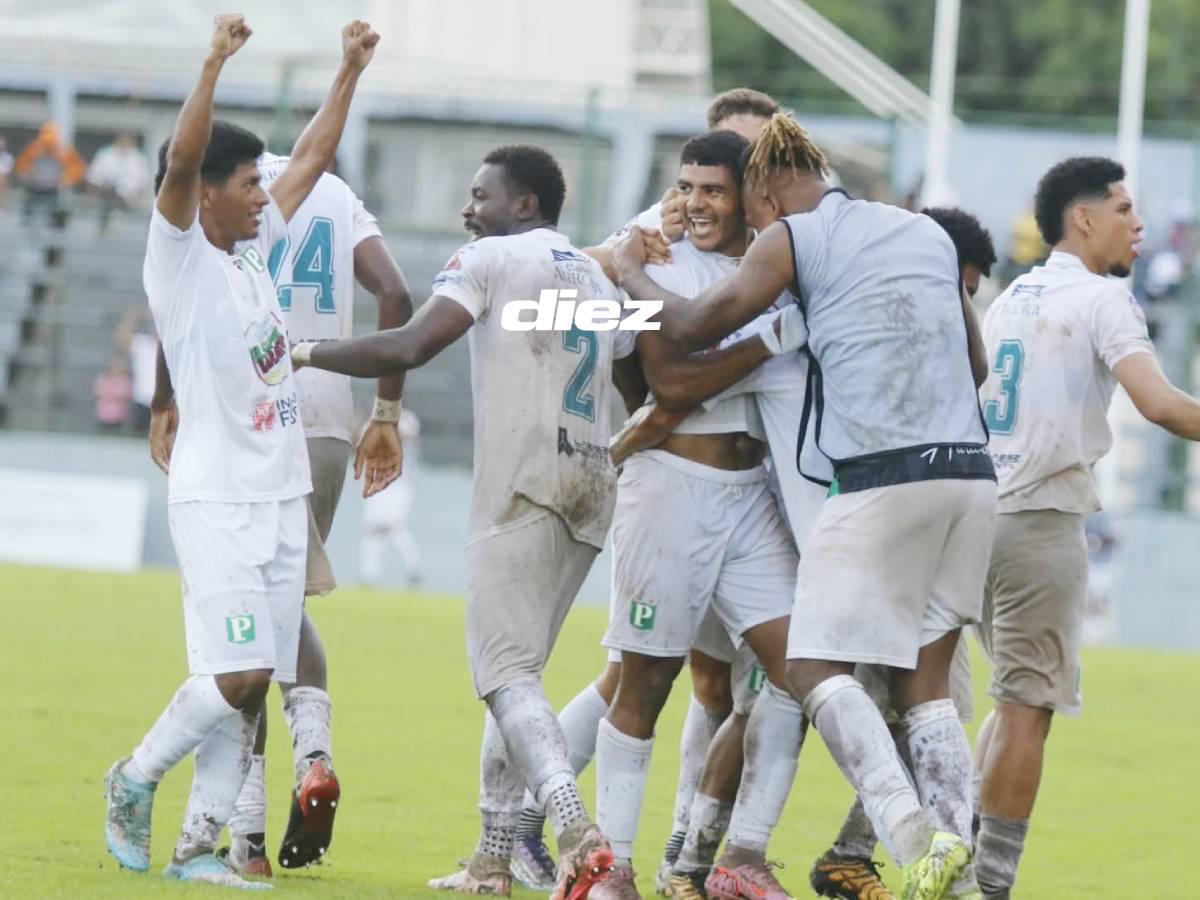 Aldo Fajardo junto a sus compañeros del Platense tras el empate. Foto Neptalí Romero.