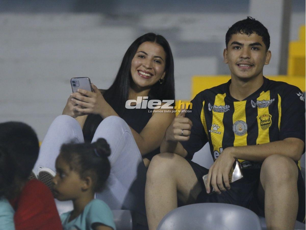 Afición del Real España sorprende con gigantesca manta, Blackburn silenció el Morazán y las bellas chicas