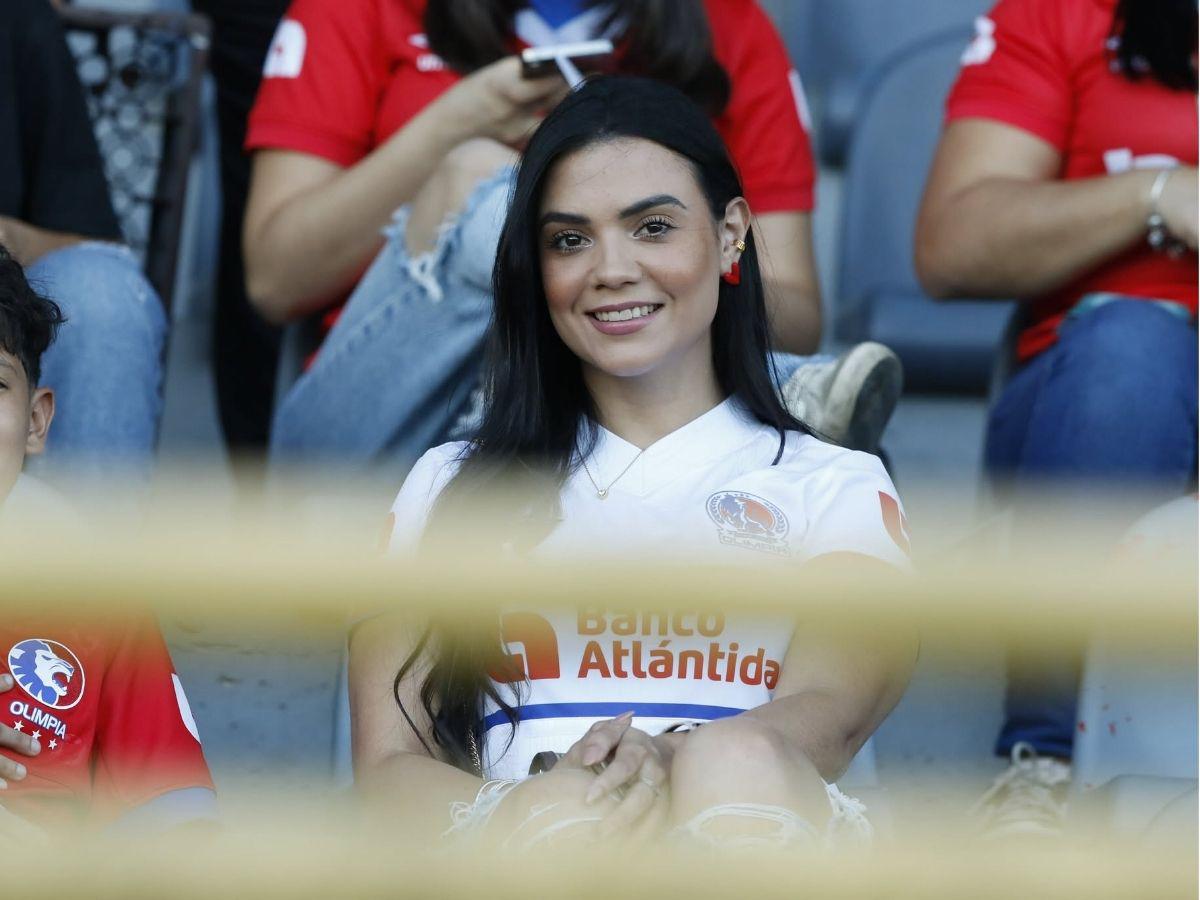 Derroche de bellezas de Olimpia y Real España y jeque causó furor previo al clásico moderno en el Estadio Morazán