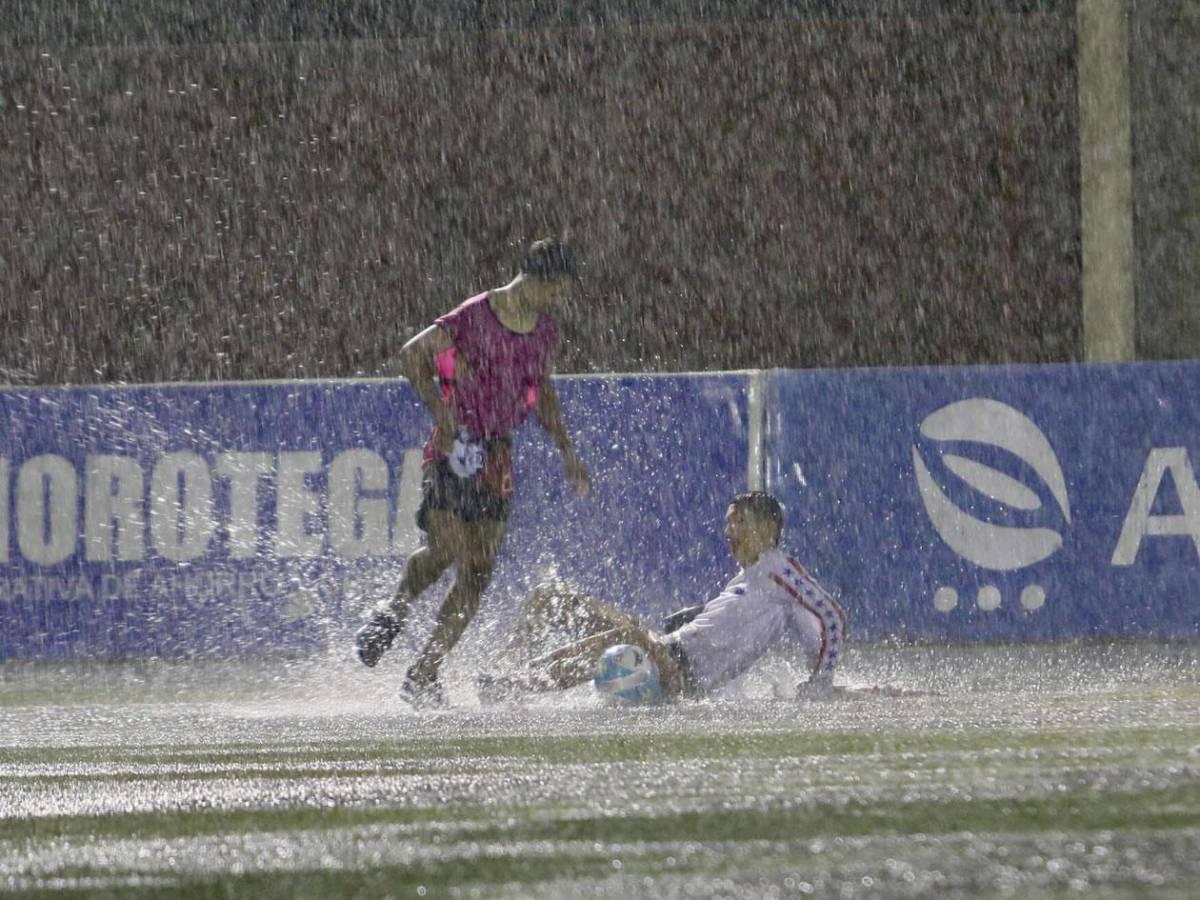 La polémica jugada de Olimpia que reclama Patón, diluvios en los estadios y las bellas modelos que se mojaron en Choluteca