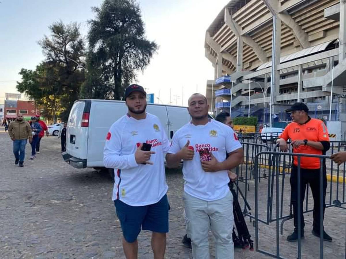 ¡Locura merengue! Afición del Olimpia comienza a “pintar” el estadio Jalisco y esposa de futbolista del Atlas sorprende con mensaje en pancarta