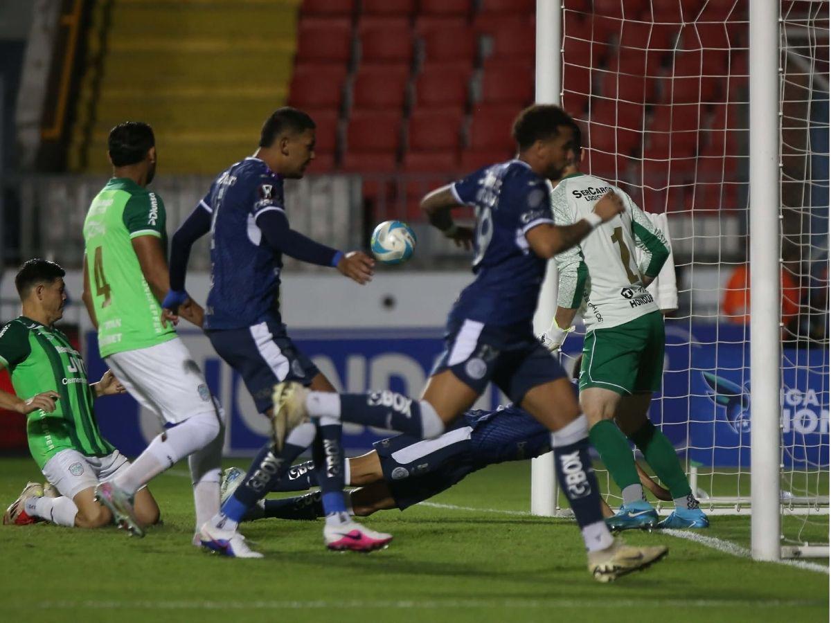 ¡Golpes y heridos! Así fue el zafarrancho de la barra del Motagua en sol norte del Estadio Nacional