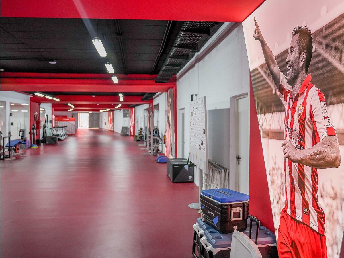 Un infierno descomunal: Así es la hermosa casa del Almería de España, el virtual nuevo equipo del Choco Lozano