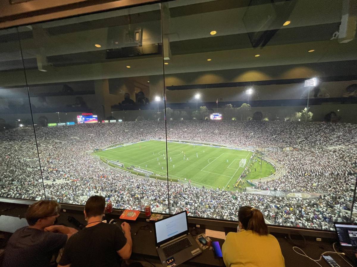 NO SE VIO POR TV: El ex Olimpia y Motagua con Pedrerol, el barcelonista viendo el Real Madrid-Juventus y el llenazo en el Rose Bowl