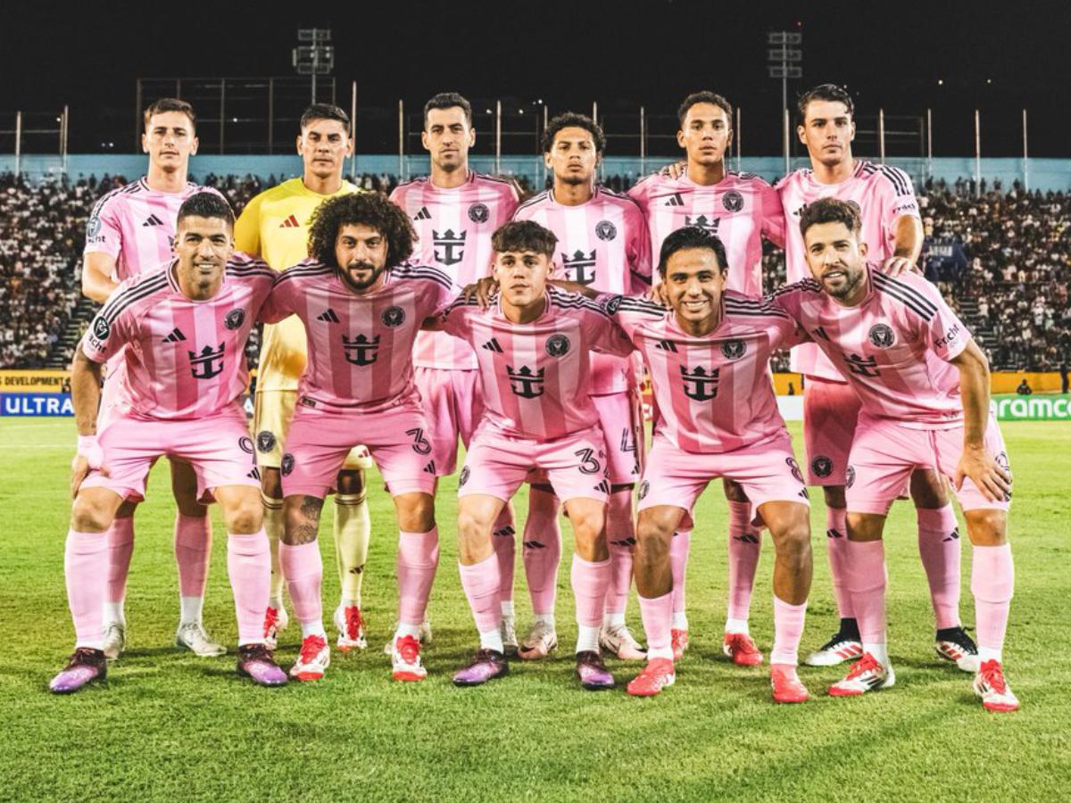 Quién fue el afortunado que se llevó la camisa de Messi, locura por el 10 del Miami y llenazo en Jamaica para ver al argentino