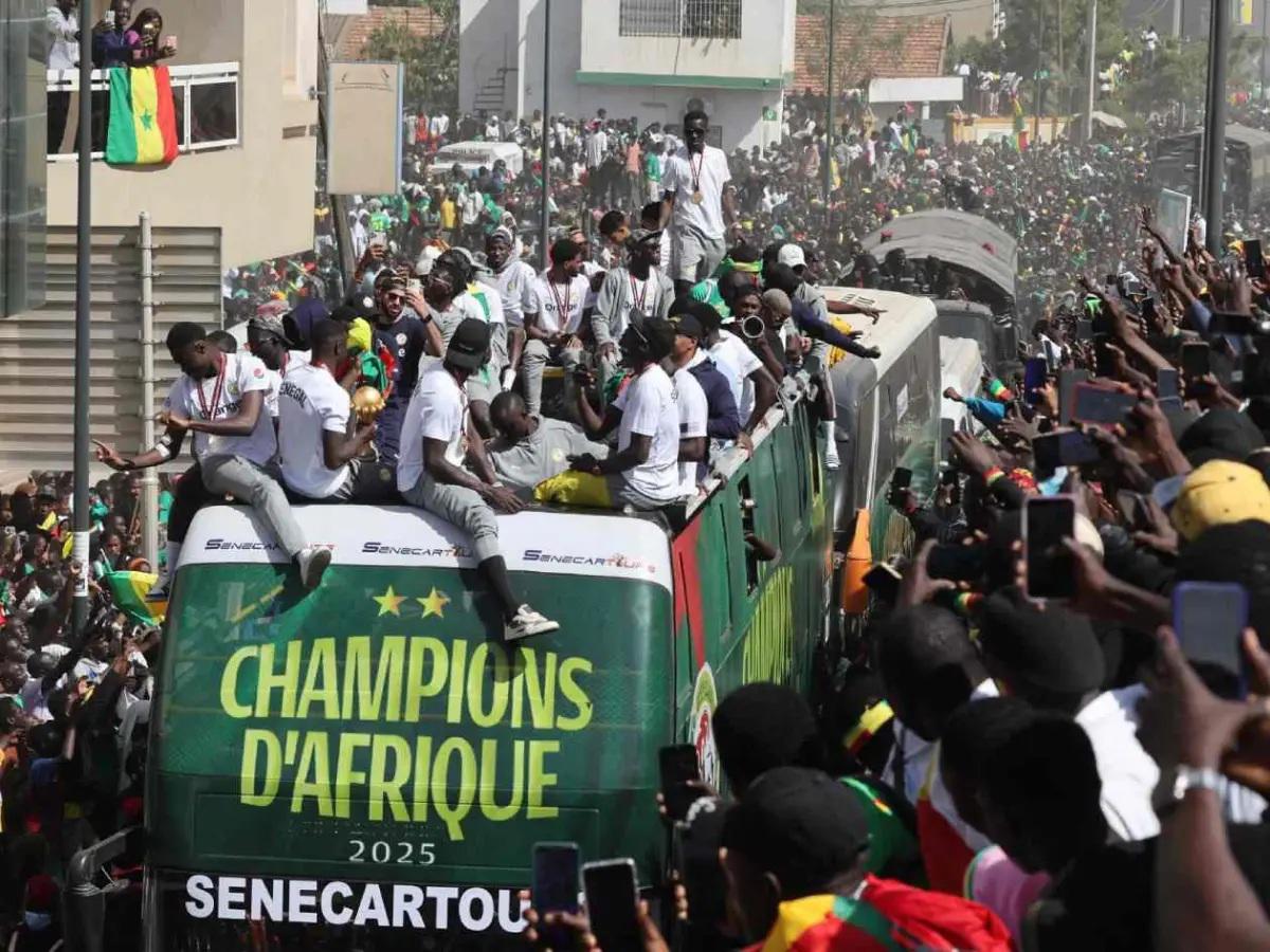 Senegal hundió a Marruecos y él se fue a festejar con sus dos esposas la Copa Africana: Siempre están...