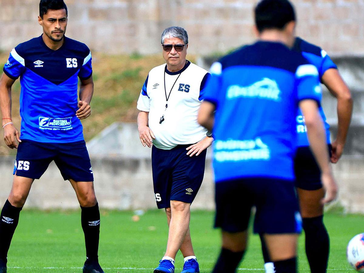 Bolillo Gómez no descansa en El Salvador y anuncia convocatoria para microciclo: ¡Llamó a jugador que pedía la afición!