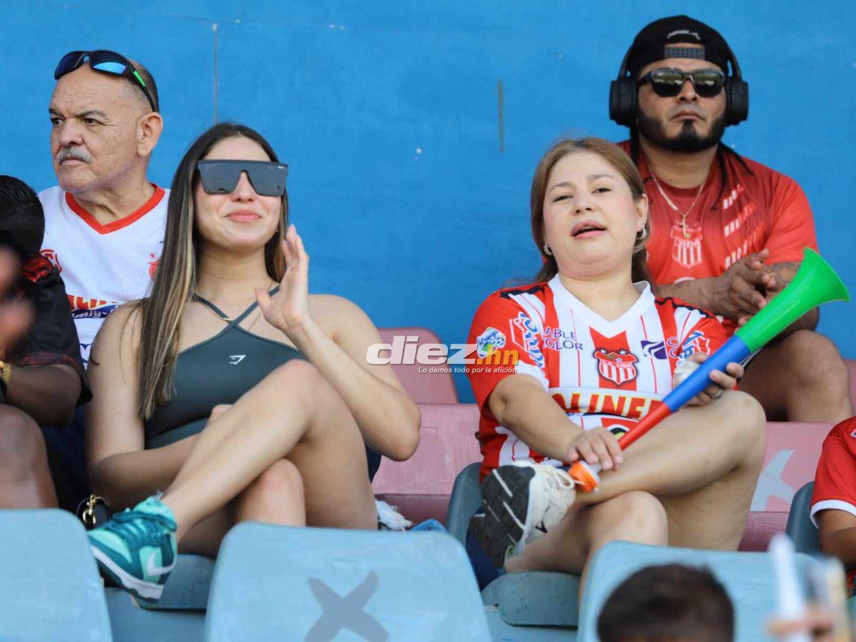 Marea Roja en La Ceiba, bellas hinchas del Vida invaden y aficionado se roba el show con extraño vestuario
