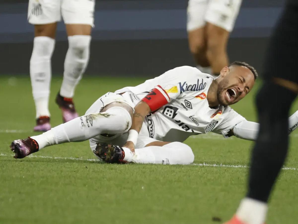 Neymar firmará millonario contrato y su padre revela: Recibimos ofertas de otros clubes, pero las rechazamos