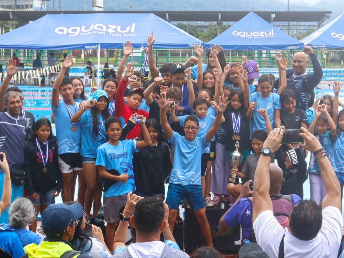 ¡Tremenda adrenalina! Más de 400 atletas de natación dieron gran batalla en campeonato de piscina en SPS