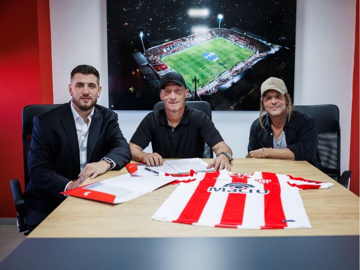 Con la camiseta de Instituto y un invitado de lujo: así fue la presentación de Troglio en su regreso al fútbol de Argentina