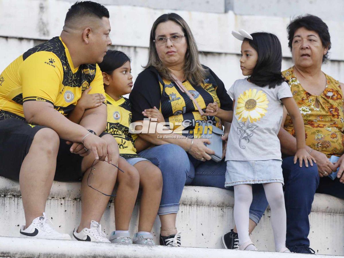 Las familias del Real España madrugaron para arribar al estadio Olímpico de SPS. FOTO: Neptalí Romero.