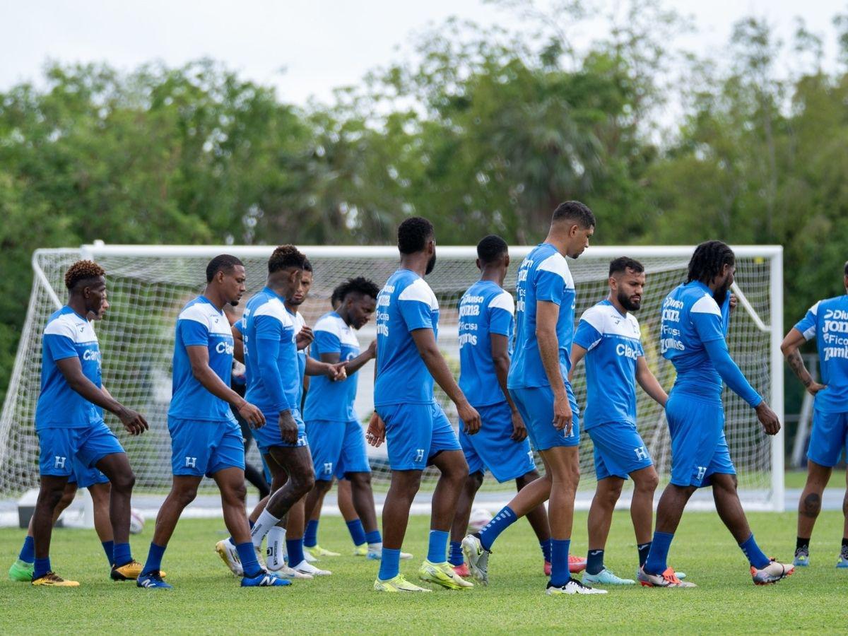 Selección de Honduras hizo el reconocimiento del estadio de Islas Caimán: así luce el pésimo engramillado
