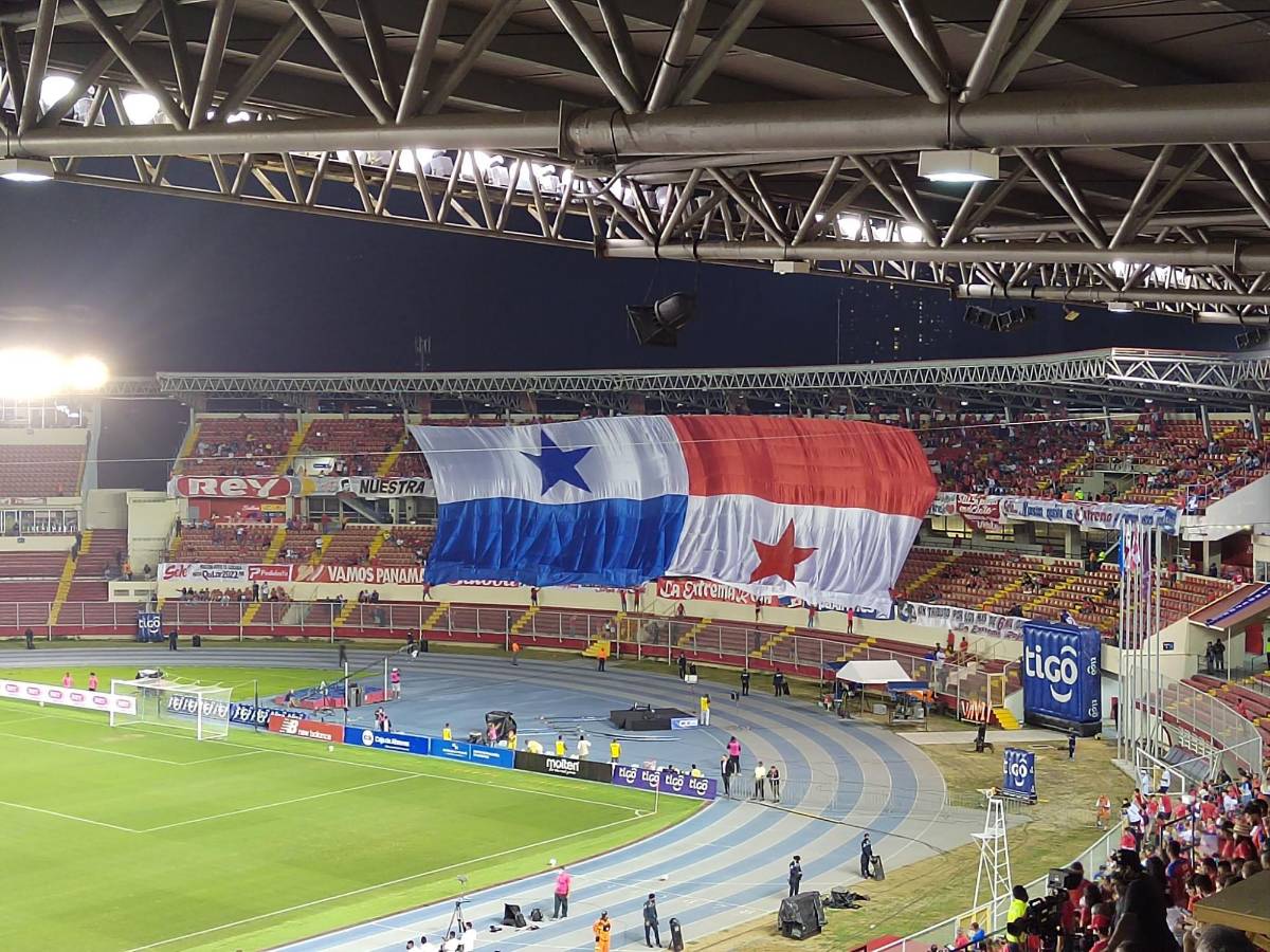 FOTOS: Abrazo eterno de Keylor Navas al nuevo “crack”, homenaje al Perro Bermúdez en el México-El Salvador y reconocimiento en Panamá