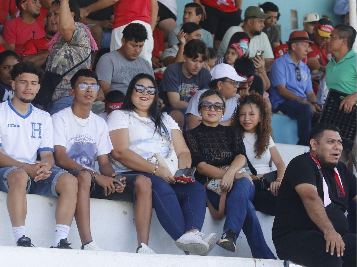 Bella chica causa furor en el Choloma vs Independiente, los famosos de la finalísima y la zarca que robó miradas