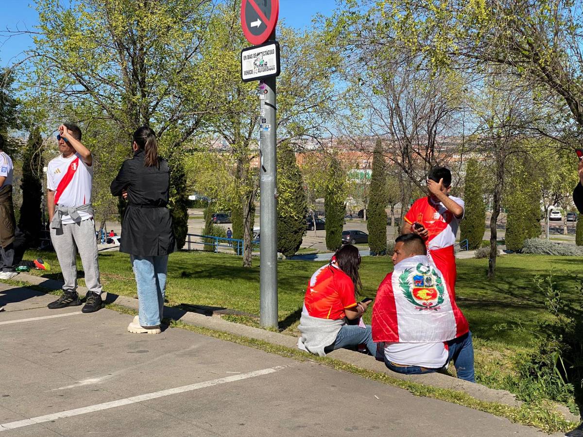 Con bellas palillonas y chucky presente: así se vivió la previa del amistoso entre Honduras y Perú en España