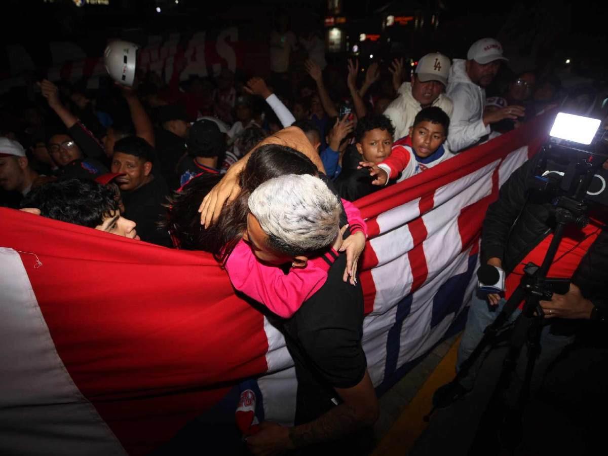 ¡El Penta se acerca! La alegría de Najar y la promesa de Arboleda al Olimpia: así se disfrutó el banderazo de la Ultra Fiel