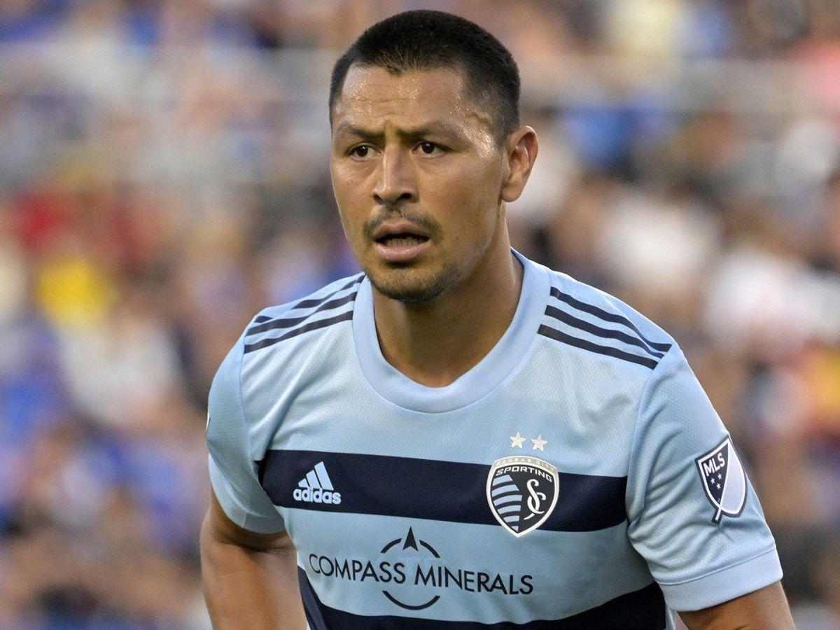 La memorable despedida del Sporting Kansas a Roger Espinoza; ¡el DT “rompió” el protocolo y repartieron cervezas!