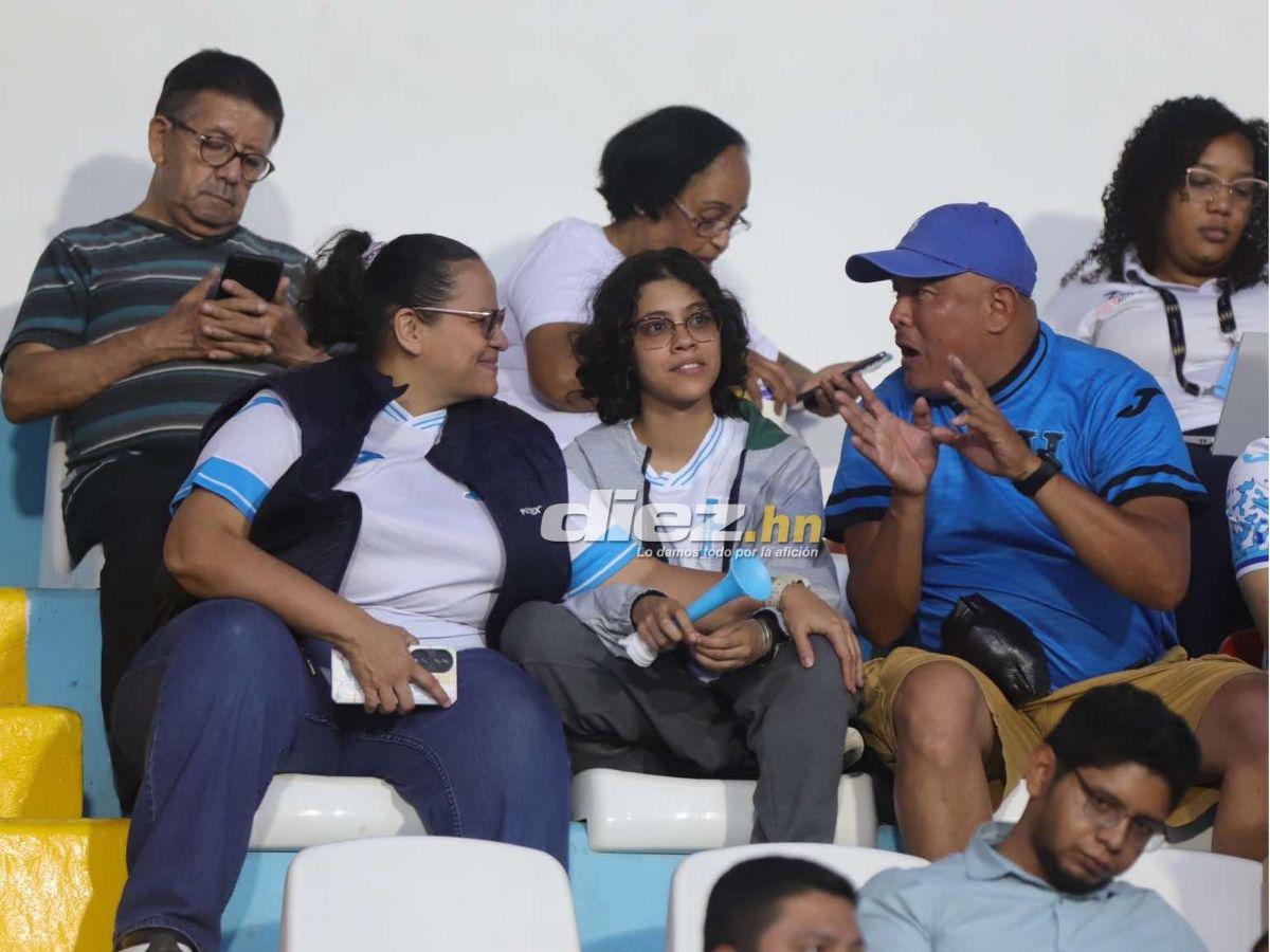 Ambientazo en el Nacional: Famosos, señor cautiva con curioso gorro y chicas enamoran en el Honduras-Jamaica